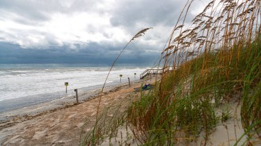 Fırtına sırasında kum tepeleri ve Florida 'nın boş kıyı şeridi. Dramatik bulutlu gökyüzünün altında her gün.