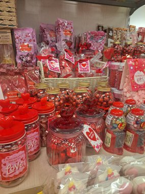 Sevgililer Günü için pembe ve kırmızı tonlarda romantik hediyeler ve paketlenmiş hediyeler..