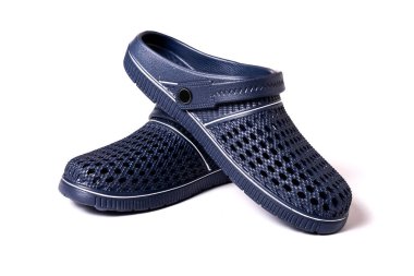 Bir çift solunabilir yaz takunyası, delinmiş tasarım ve sırt kayışı.