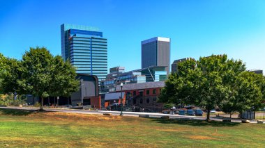 Richmond Virginia şehir silueti yeşil parkla ve modern kentsel çevreyle