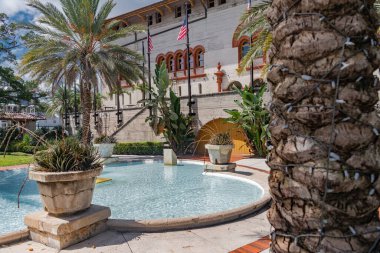 St. Augustine, Florida, ABD 'deki tarihi bir binanın ön cephesi, Güneyli mimari ve havuz unsurları