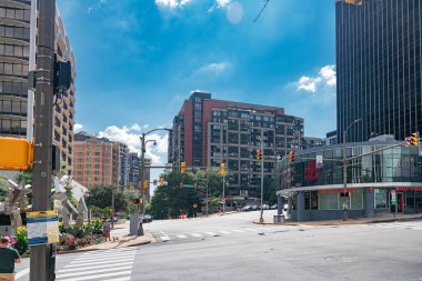 Modern ofis binaları ve Amerika 'daki günlük şehir hayatı ile şehir içi kavşağı