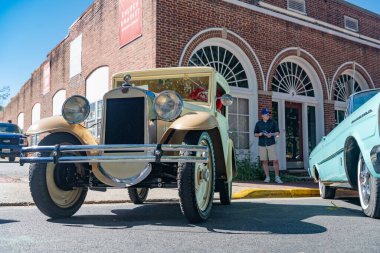 Klasik Pierce-Arrow Serisi 81 1928 Leesburg Virginia 'da tarihi bir caddeye park edilmiş.