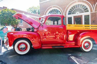 Klasik Amerikan pikap Chevrolet İleri Tasarım açık hava araba sergisinde sergilendi