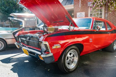 Açık hava kaslı araba sergisinde klasik Chevrolet Nova SS motoru görüntüsü