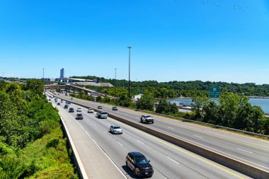 Washington DC kentsel ortamında büyük otoyol kavşağında şehir trafiği