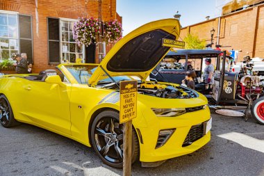 Chevrolet Camaro altıncı nesil açık kapüşonlu Leesburg araba fuarında