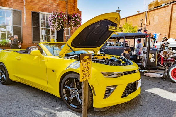 Chevrolet Camaro altıncı nesil açık kapüşonlu Leesburg araba fuarında