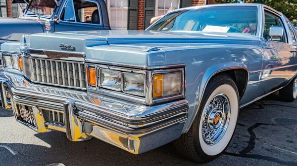 1978 model Cadillac Coupe DeVille Leesburg şehir merkezindeki klasik araba fuarında sergilendi.