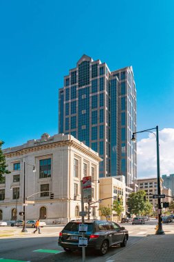 Kuzey Carolina 'nın modern yüksek ve tarihi mimarisine sahip Raleigh Caddesi.