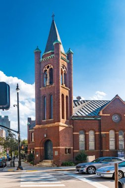 Tarihsel Birinci Presbiteryen Kilise Kulesi ve Raleigh şehir merkezindeki kolodyum