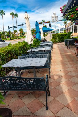 Zarif açık kafe terası servis için hazırdır.