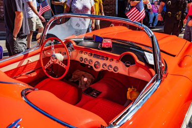 İç mekan, koltuklar ve direksiyon kırmızı deriyle kaplanmış. 1957 model klasik bir Chevrolet Corvette C1..