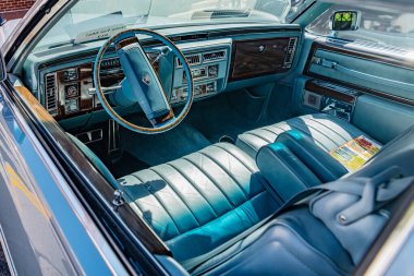 Amerikan lüks arabasının deri mavisi iç mimarisi 1978 model Cadillac Coupe DeVille..