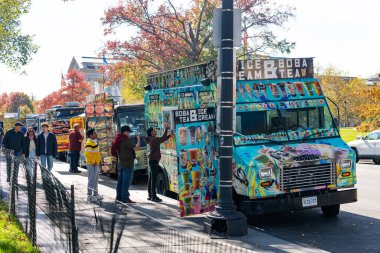 Gündüz vakti Washington 'da sokak yemekleri ve seyyar satıcılar insanları topluyor.