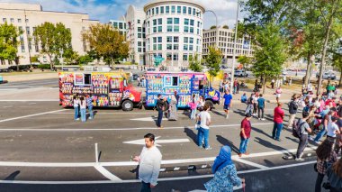 Sokak yemekleri kamyonları ve insanlarla günlük yaşam rutini