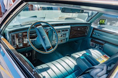 Klasik tam boy 1978 model Cadillac Coupe DeVille lüks sedan. Deri iç döşemeye yakın çekim..