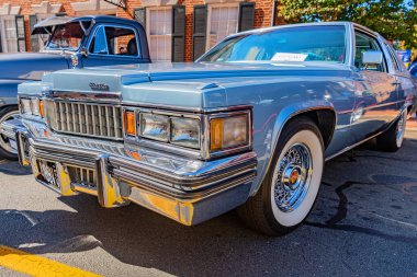 1978 model Cadillac Coupe DeVille klasik Amerikan lüks arabası Leesburg Virginia caddesinde park edilmiş.