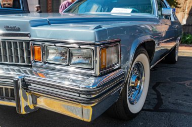 Mavi Cadillac Coupe DeVille 1978 Virginia caddesindeki etkinlikte krom detaylarıyla