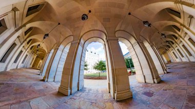 Washington şehir merkezindeki tarihi bir federal binanın içindeki taş koridor ve kemerler geniş açılı mercekle çekilmiş.