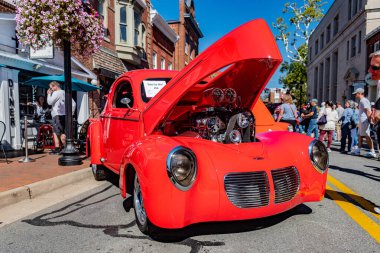 Klasik Willys Coupe Hot Rod Leesburg 'daki araba fuarında sergilendi