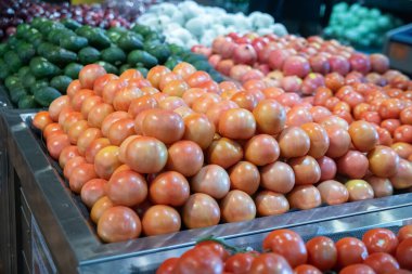 Süpermarkette taze domates çeşitleri. Yakın çekim.