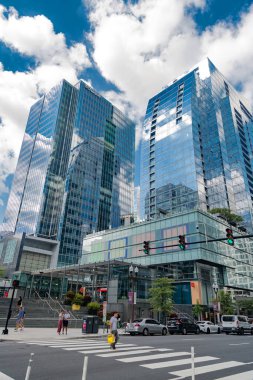 Rosslyn Arlington Virginia 'daki modern binalarla şehir caddesinde hayat.