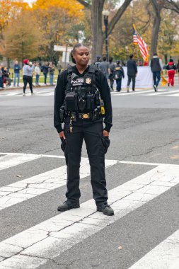 Washington DC şehir merkezinde halkın güvenliğini sağlayan üniformalı bir polis memuru.