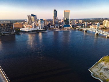 Panoramik Jacksonville Florida silueti nehir kenti kıyısı ve modern şehir gelişimiyle