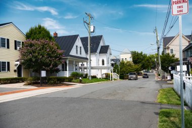 Tuğladan evler, yeşillik ve yürünebilir kentsel yerleşim ortamı olan sakin eski kasaba caddesi.