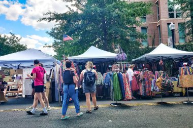 Yerel satıcıların ve alışverişçilerin olduğu sokak pazarı renkli şehir yaşam tarzının tadını çıkarıyor.