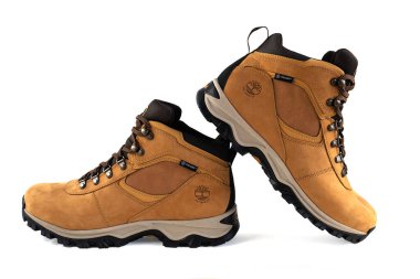 Timberland yürüyüş botları beyaz arka planda izole edilmiş engebeli açık hava ayakkabı tasarımı