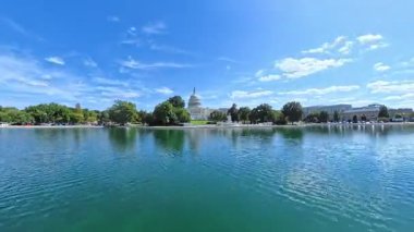 ABD Kongre Binası 'nın manzarası ve Washington' daki su yansımaları açık bir günde