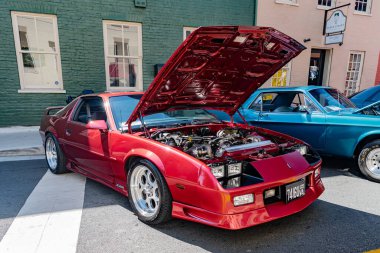 Kırmızı Chevrolet Camaro Z28, klasik araba gösterisi Leesburg 'da Açık Başlıklı.