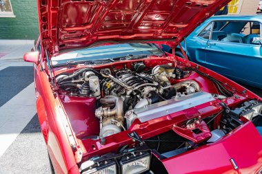 Bir araba fuarı sırasında klasik bir Chevrolet Camaro Z28 'in motoruna yakın çekim.
