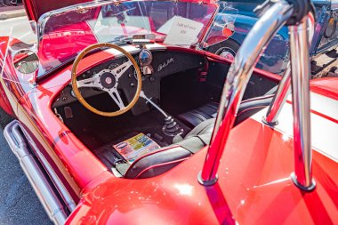 1966 model Shelby Cobra 'nın Virginia' daki bir araba fuarındaki iç ve dümen görüntüsü.