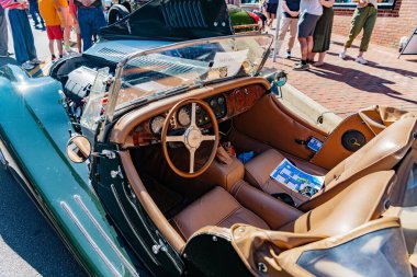 1965 model Morgan Plus 4 USA 'nın iç mekanı, şehir caddesinde park halinde.