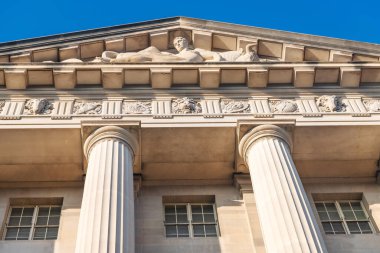 Washington DC 'de Taş Kol Heykelleri ve Mavi Gökyüzü ile Neoklasik Hükümet Binası