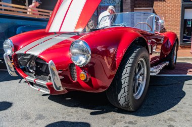 Kırmızı 1966 Shelby Kobra Spor Arabası Klasik Araba Gösterisinde sergilendi
