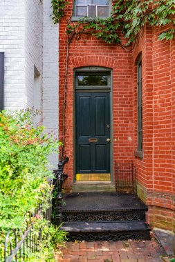 Capitol Hill tarzında tuğlalı ve metal parmaklıklı bir konuta giriş.