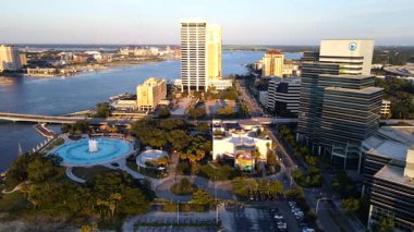 Jacksonville, Florida limanı. Büyük bir park ve çeşmenin havadan görünüşü.