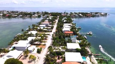 Key West Florida 'daki kıyı şeridi boyunca rıhtım evleri