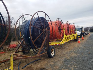 Fiber Optik Altyapı Kurulumu Kablo Makaraları ve İnşaat Malzemeleri Kullanılıyor