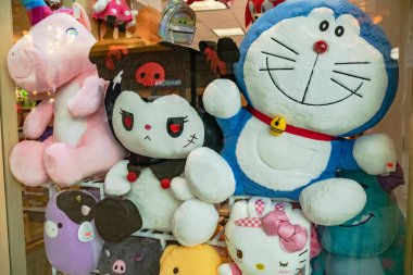 Vitrininde renkli doldurulmuş hayvanlar olan bir alışveriş merkezindeki oyuncakçı.