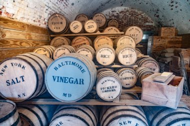 Geleneksel gıda depolama fıçıları olan tarihi yeraltı deposu