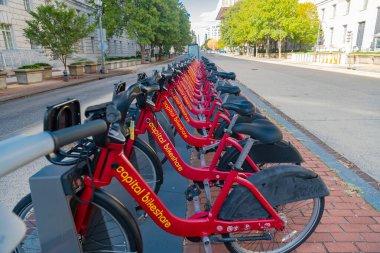 Başkentteki Klasik Hükümet Binasının Önünde Bisiklet Paylaşım Bisikleti