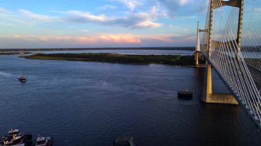 Modern kablolu köprü ve nehrin altın saatindeki insansız hava aracı videosu