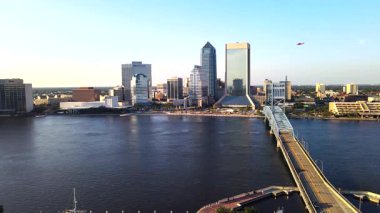 Yüksek irtifadan Jacksonville Ana Cadde Köprüsü