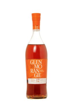 Glenmorangie 12 yıllık malt viski şişesi izole edilmiş.
