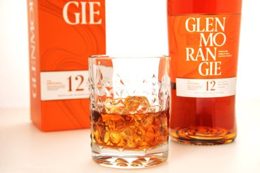 Glenmorangie 12 şişe cam izole edilmiş.